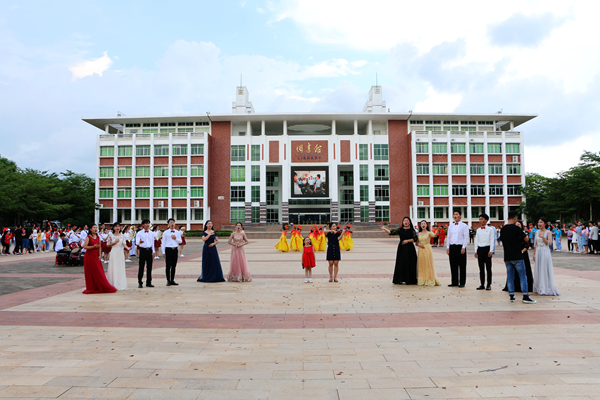 beats365亚洲版官网快闪唱响《我和我的祖国》