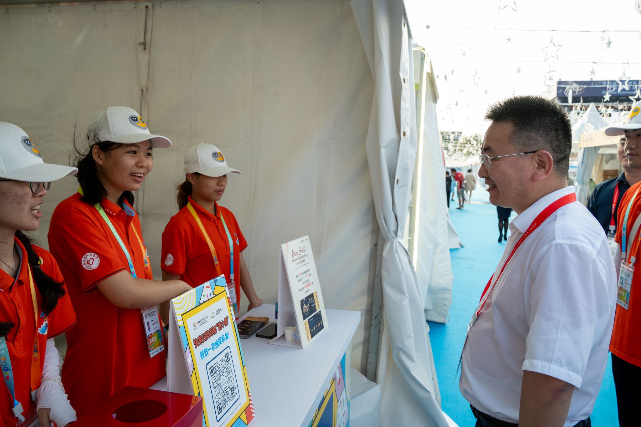 崔昌华看望慰问服务第四届消博会师生志愿者